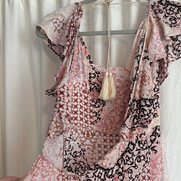 Chic High-Low Dress with Ruffle Sleeves - Picture 3 of 4